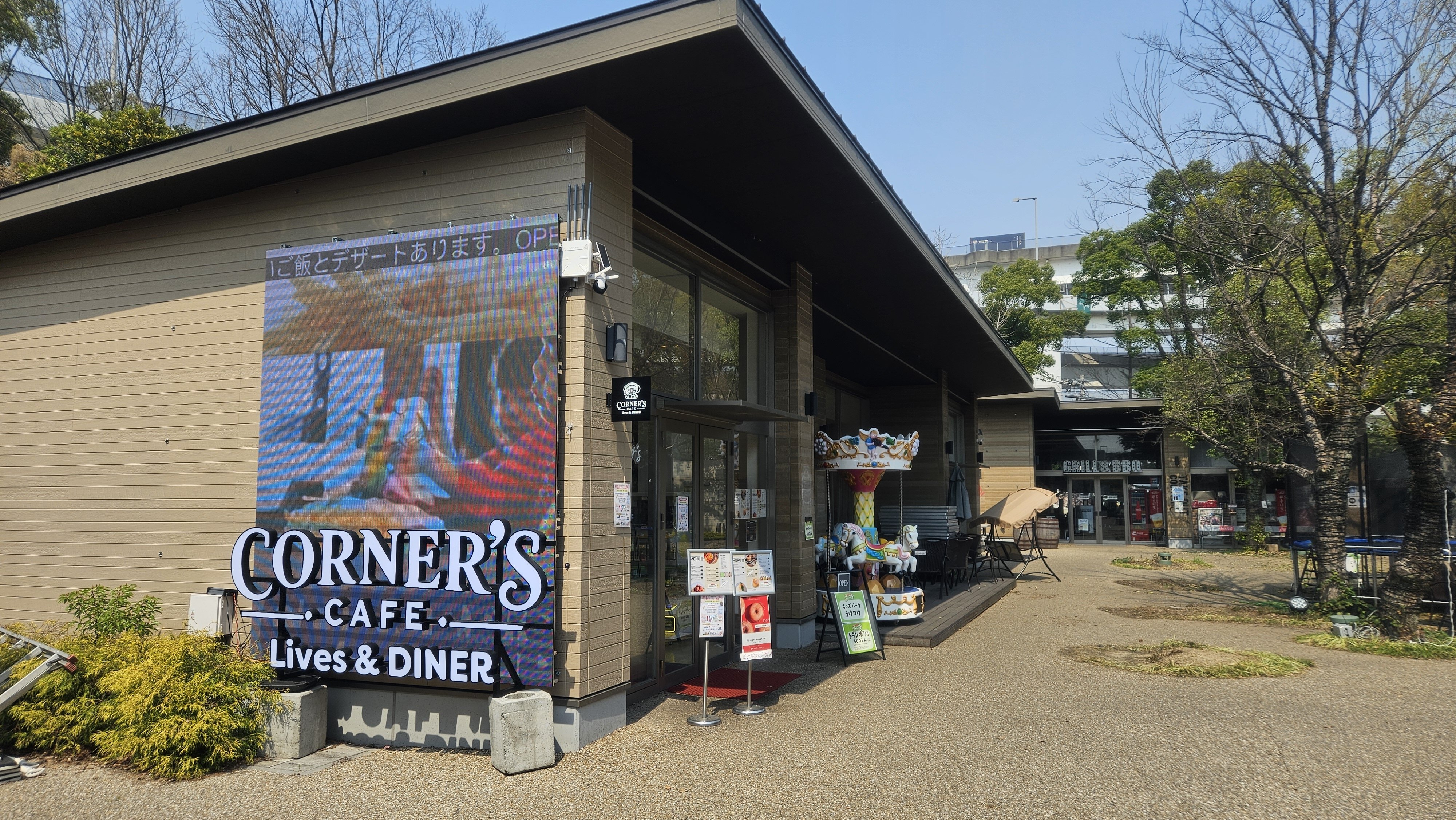 CORNER'S CAFE